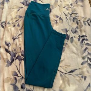 surface power cross over leggings from alphalete